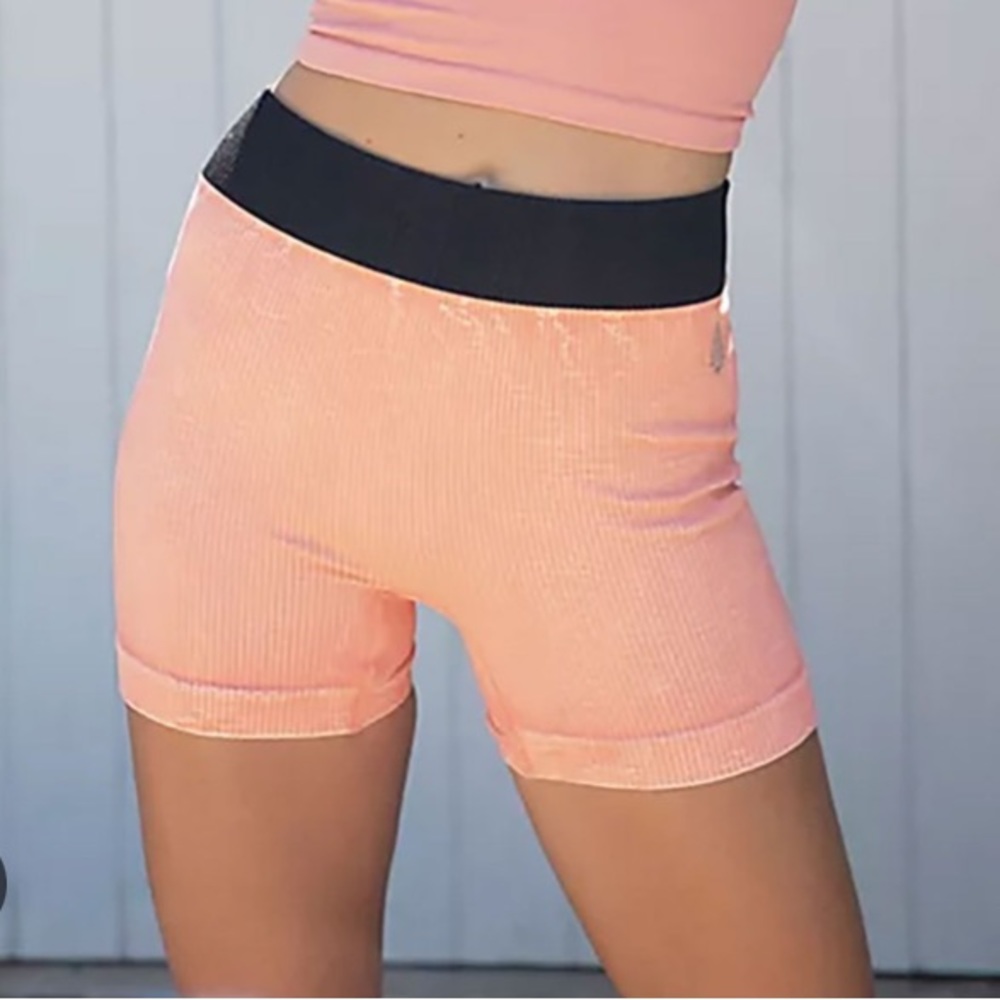 FREE PEOPLE MOVEMENT PRAJNA SEAMLESS CORAL SHORTS M/L